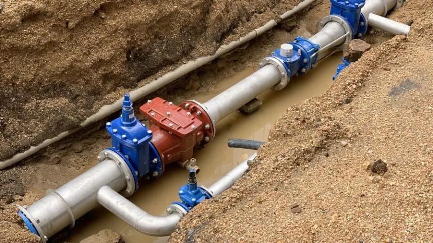Instalasi valve dan flange pada jaringan pipa transmisi air